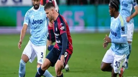 2025体育感动瞬间：泪光中携手，荣耀同庆